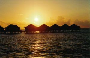 Maldive tramonto sulle palafitte.